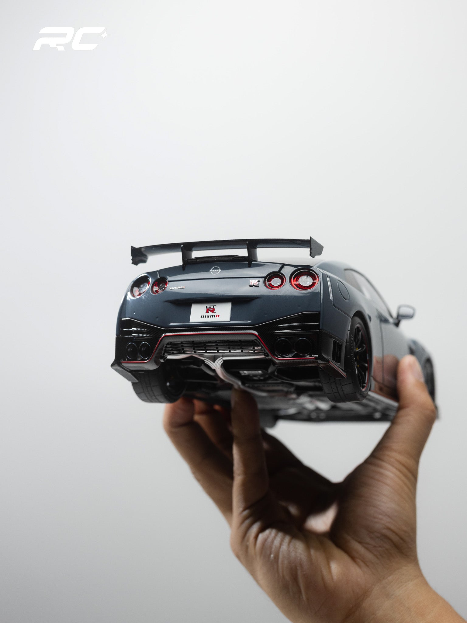 MOTORHELIX 1:18 日产 GT-R NISMO (R35) 特别版 2022 NISMO 隐形灰