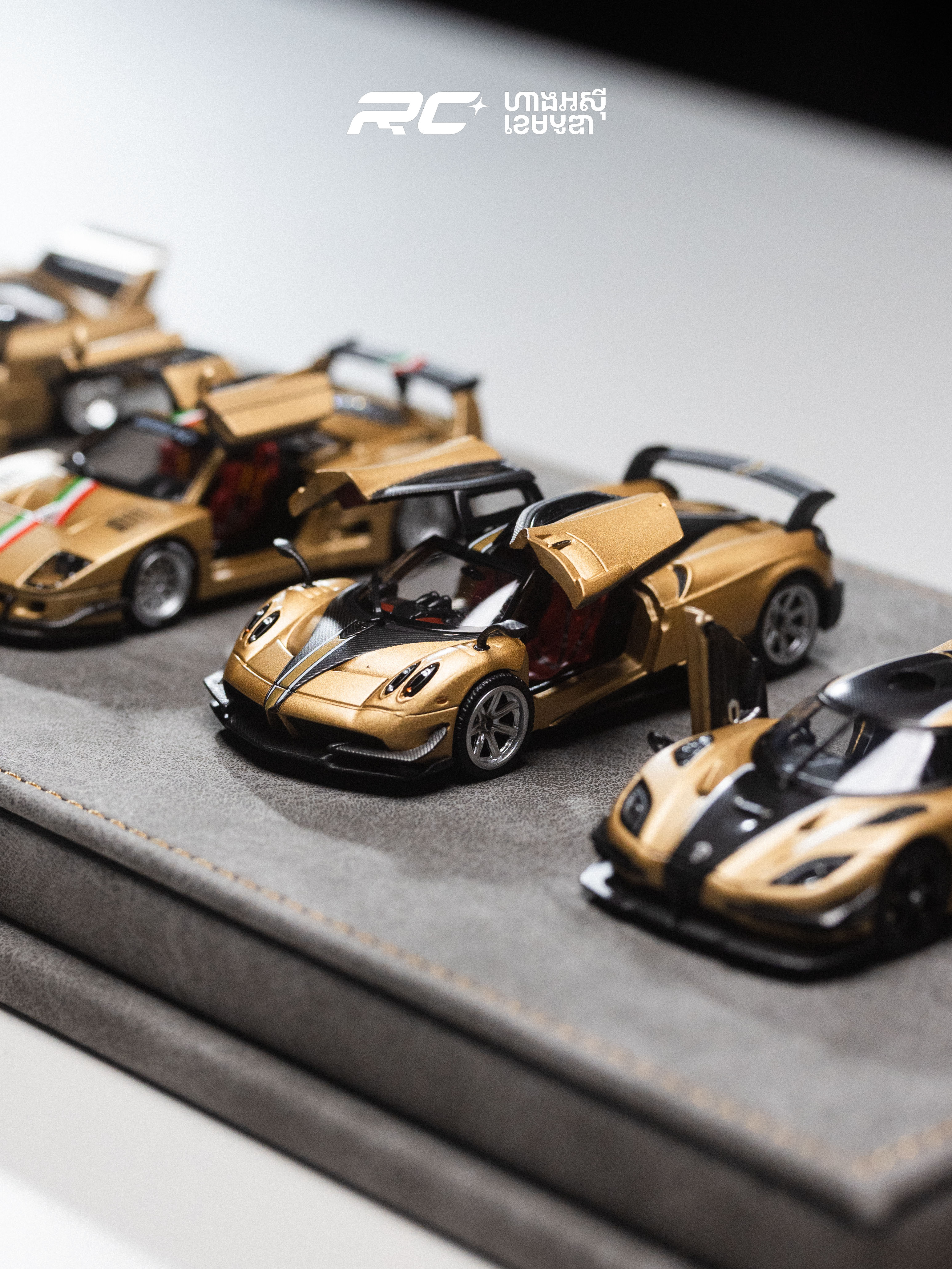 ( 7 Cars ) Gold and Carbon  ( Chase car ) HEC Beijing Exhibition Limited Edition