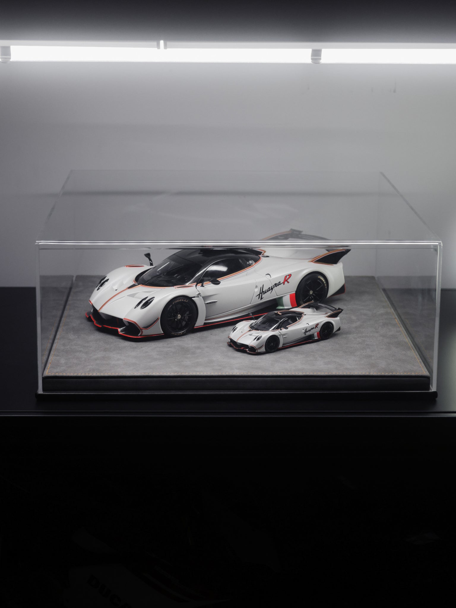 Set 1/18 and 1/64 LCD Pagani Huayra R Matte Pearl White