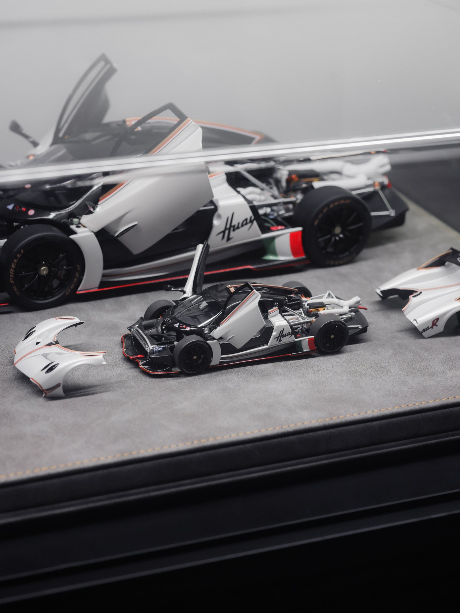 Set 1/18 and 1/64 LCD Pagani Huayra R Matte Pearl White