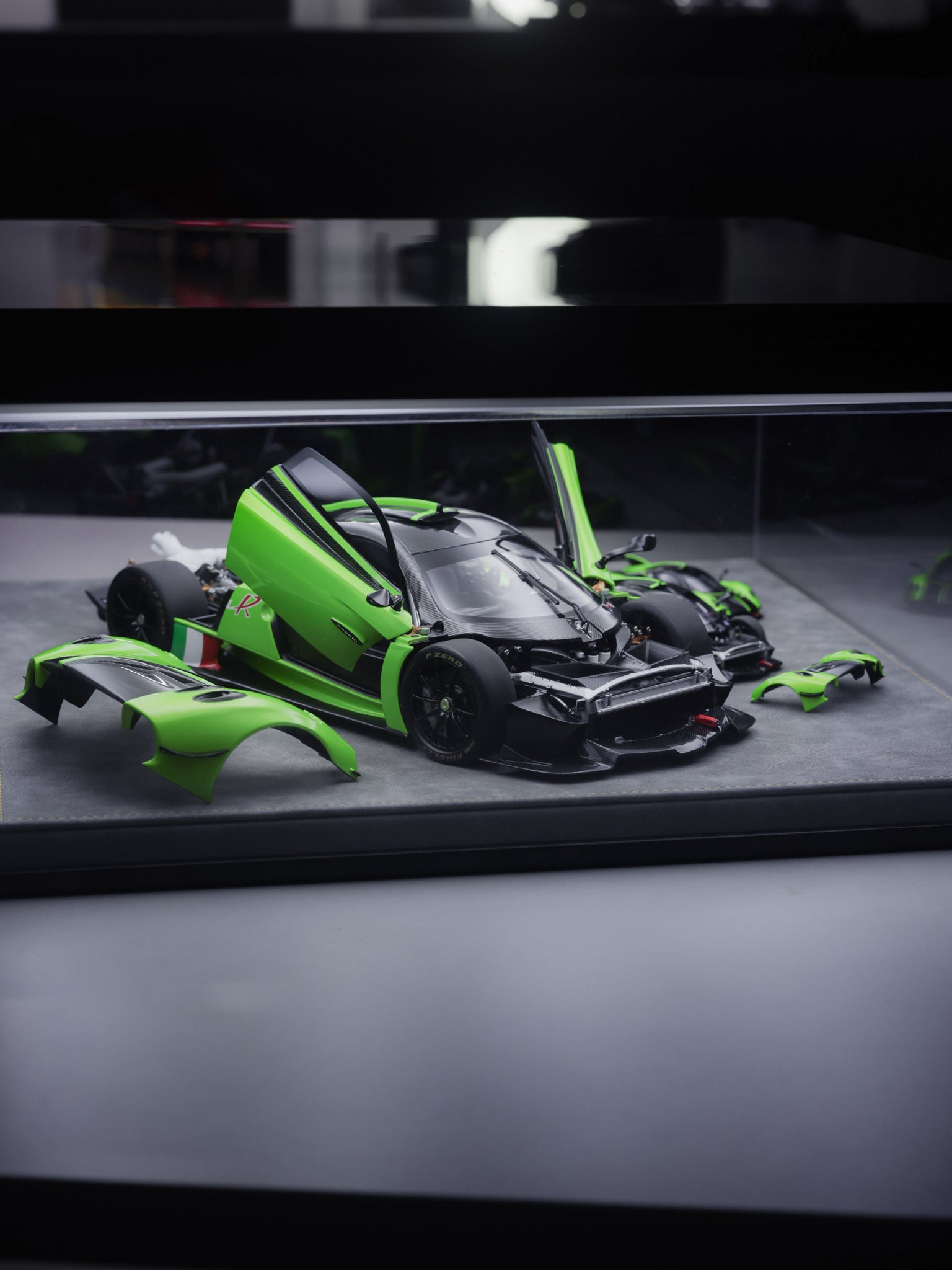 Set 1/18 ,1/43, 1/64 LCD PAGANI HUAYRA R GREEN