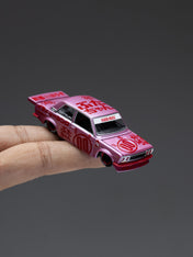 KAIDO HOUSE X MINI GT 1:64 DATSUN 510 PRO STREET BUTA V1 – PINK KHMG161