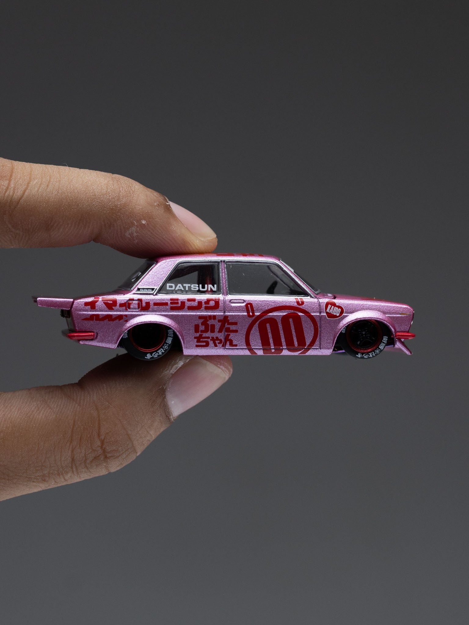 KAIDO HOUSE X MINI GT 1:64 DATSUN 510 PRO STREET BUTA V1 – PINK KHMG161