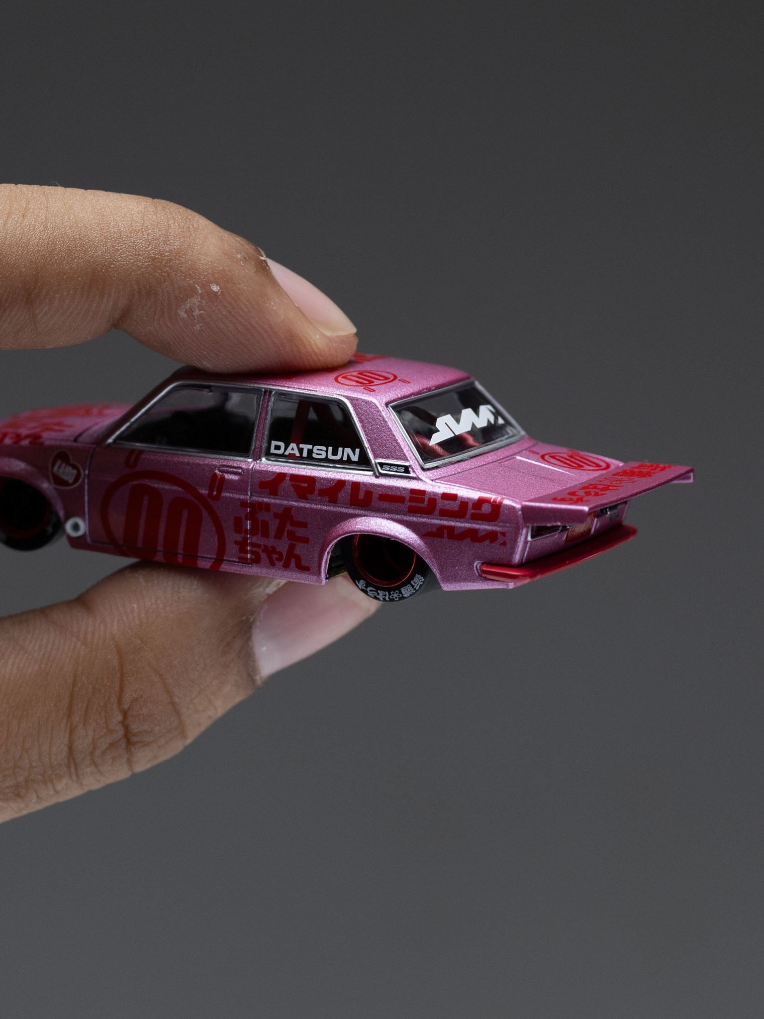 KAIDO HOUSE X MINI GT 1:64 DATSUN 510 PRO STREET BUTA V1 – PINK KHMG161