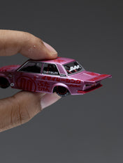 KAIDO HOUSE X MINI GT 1:64 DATSUN 510 PRO STREET BUTA V1 – PINK KHMG161