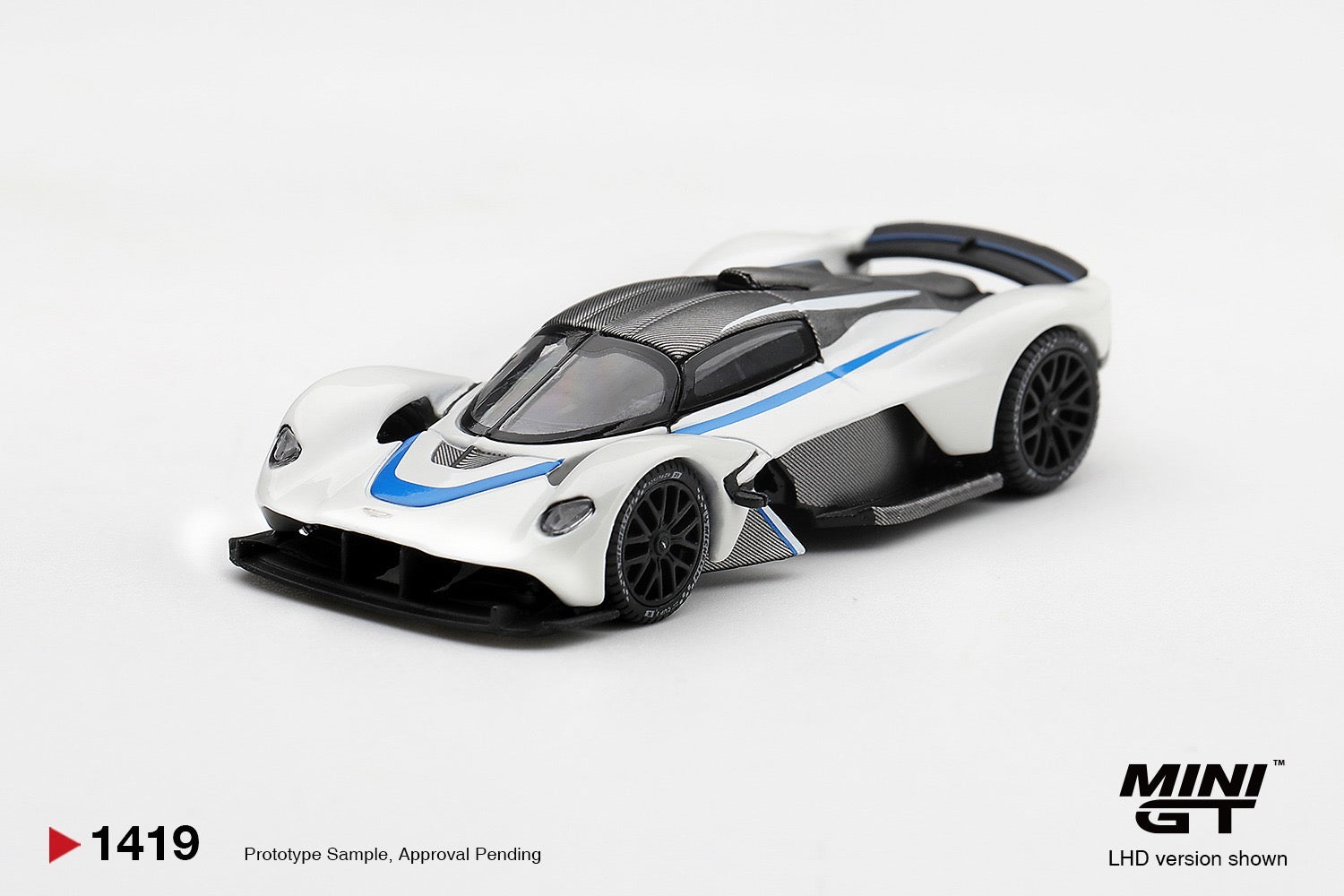 MINIGT 1/64 Aston Martin Valkyrie Escaping White