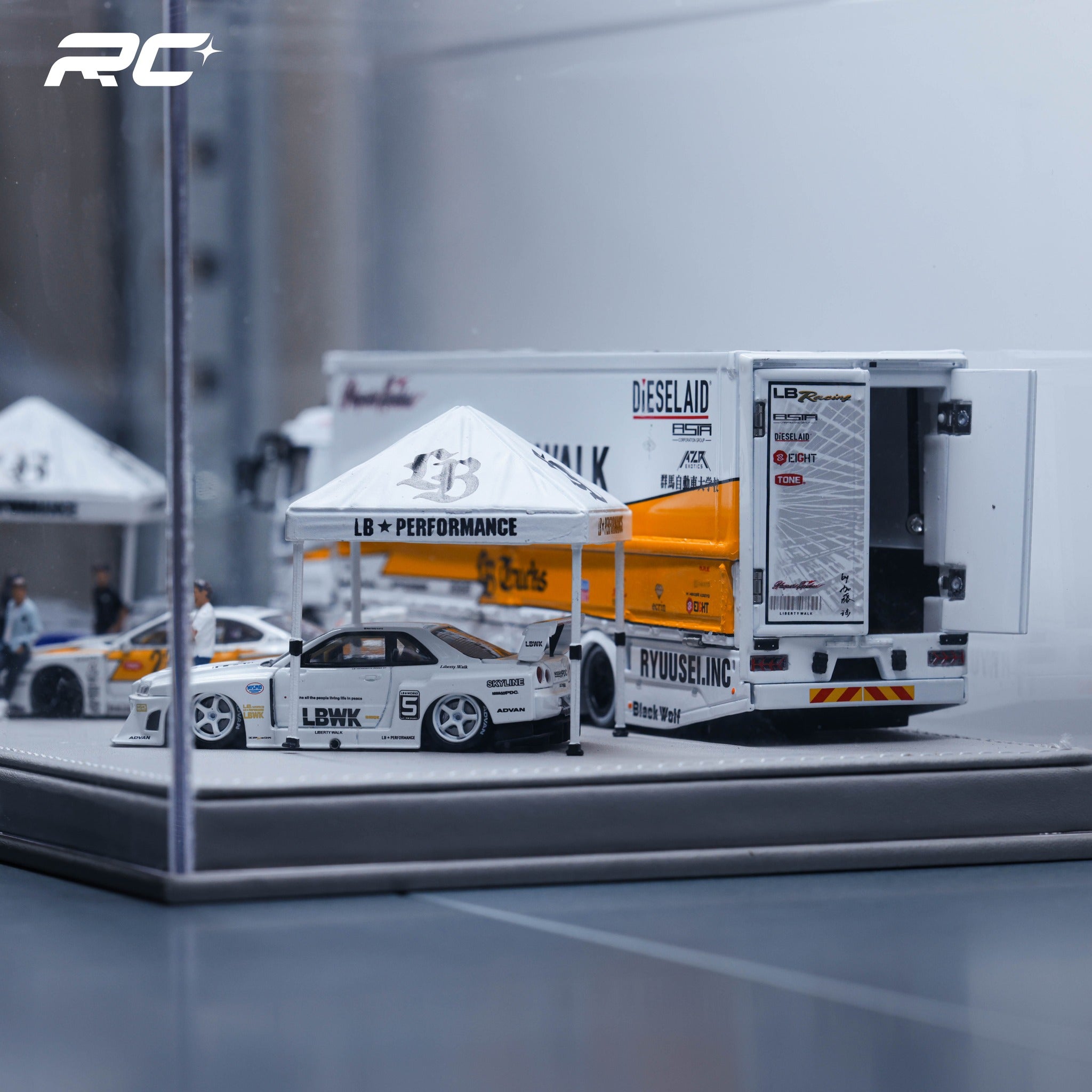 GCD 1:64 Mitsubishi FUSO Super Great Truck Liberty Walk