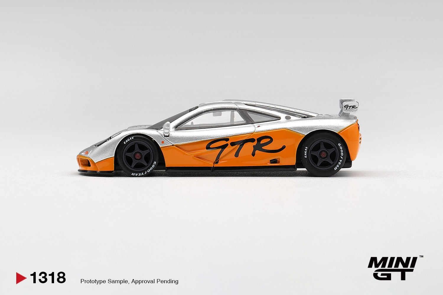 MINIGT 1/64 McLaren F1 GTR 1995 Presentation